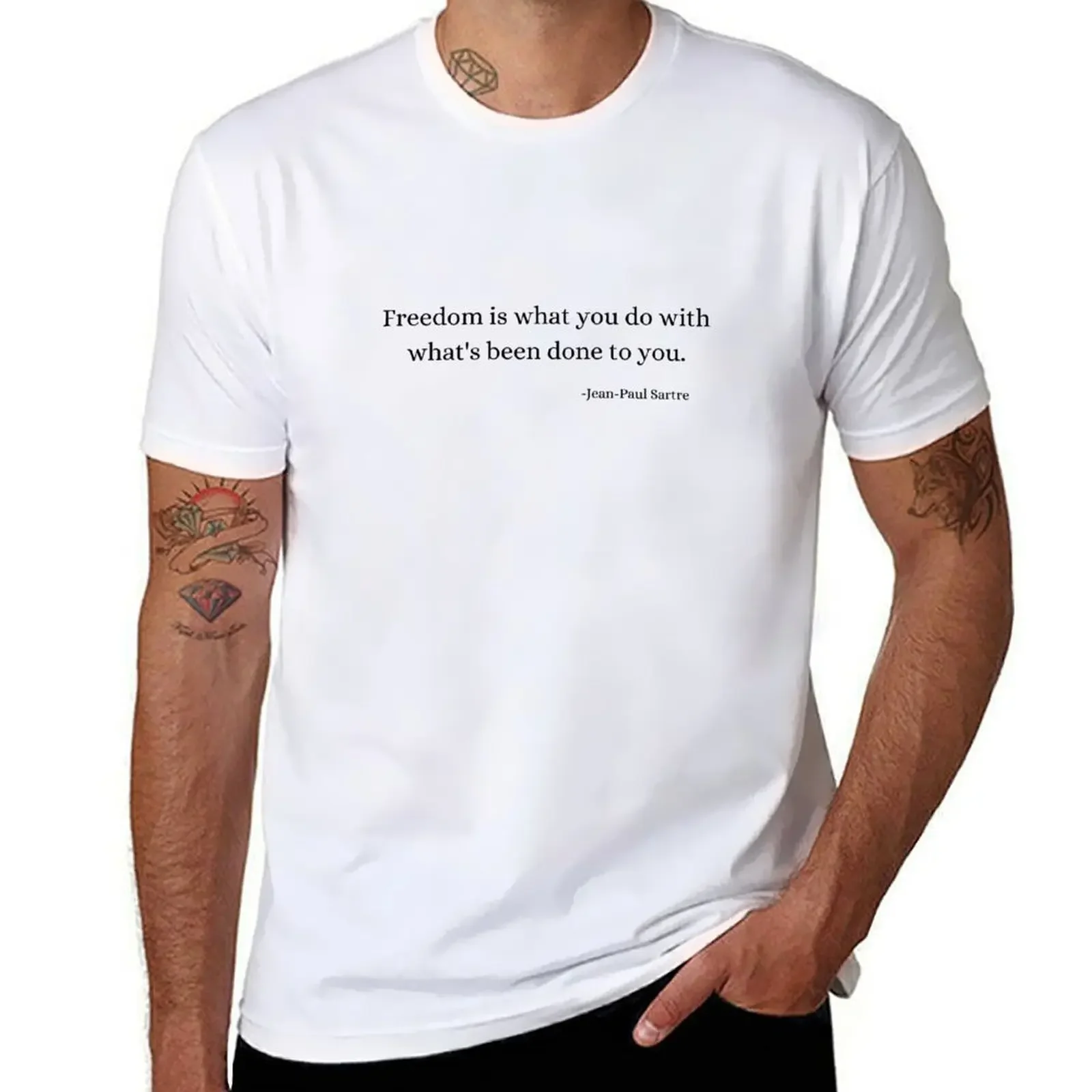 Men'S Fashion History - คำคมประวัติศาสตร์และปรัชญา: เฌอ-ปอล ซาร์เตร เสื้อยืดผู้ชาย เสื้อยืดลายกราฟิก เสื้อยืดวินเทจ